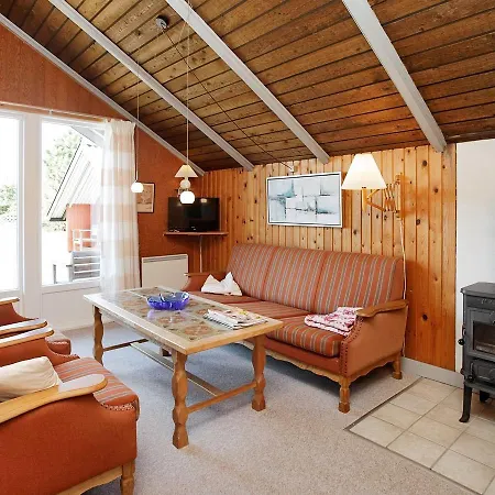 Two-bedroom Holiday In 22 *